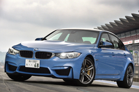 こちらは4ドアモデルの「M3セダン」。シャシーやパワートレインなど、主要なメカニズムは「M4クーペ」と共通である。