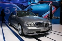 いよいよ「Sクラス」もダウンサイジングの時代へ。4気筒ディーゼルの「S250 CDI」は、5.7リッター/100km（17.5km/リッター）という好燃費を誇る。