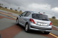 リアのコンビネーションランプには新たにLEDが採用される。サスペンション形式は、フロントがマクファーソン・ストラット、リアがトーションビーム。