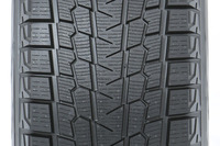 トレッドパターンは、接地性の向上とエッジの増加を狙って設計されている。見た目は、ヘビーデューティーなSUV用というより乗用車用という雰囲気である。