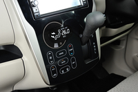 タッチパネル式のオートエアコンは標準車の「X」とハイウェイスターの全車に採用。その他のグレードにはマニュアル式エアコンが備えられる。
    