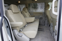 2列目シートは、6：4で分割。最上級グレード「Gプレミアム」のみ、両側電動スライドドアが標準で備わる。