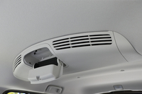 天井のリアサーキュレーターには、収納ポケットが備わっている。