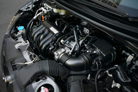 シリーズ最小となる、1.3リッター直4ユニット。1.3リッターガソリンモデルの燃費値は、グレードにより19.8km/リッターから26.0km/リッターまで。
    