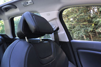 前席（助手席）のヘッドレスト。衝撃吸収にも配慮した、二つ折りのユニークなデザインが採用されている。