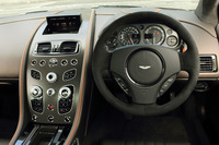 ステアリングホイールには、写真の円形のものに加え、オプションで「One-77」から発想を得たという異形デザインのものも用意されている。