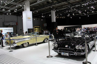 シボレーは100周年を記念して、「コルベットC1」（写真右）と「57ベルエア・コンバーチブル」などをディスプレイ。