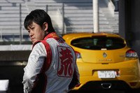 レーシングドライバーの荒 聖治氏。今回は、「メガーヌR.S.」の実力を筑波サーキットで試した。（A）