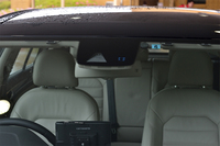 ミリ波レーダーを使った衝突回避システムは、全グレードに与えられる。写真でフロントガラス上部に見えるのが、レーダーの照射部。