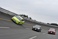 JARI（日本自動車研究所城里テストセンター）の高速周回路を行く新型「トヨタ・プリウス」とライバル車。（写真＝高橋信宏）