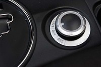 アウトランダーなどと共通の電子制御4WDは、「4WDオート」、「4WDロック」、「2WD」の3モードが選べる。