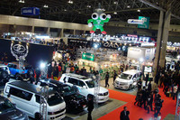 来場者でにぎわう、初日の会場の様子。