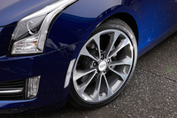 装着されるタイヤのサイズは前が225/40R18、後ろが255/35R18。クーペ専用デザインのアルミホイールが組み合わされる。