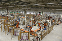 ライプチヒ工場のEV生産ライン。従来の生産ラインと比べて労働環境は大きく改善されている。