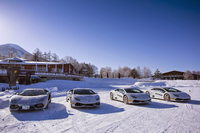 長野県は女神湖の“湖上”に並んだランボルギーニ。あえて滑りやすい凍結路を使うのが、ウインター・アカデミアのポイントだ。