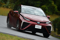 疾走する「ミライ」。大きなグリルを左右に配したフロントまわりは、インパクト十分。
    