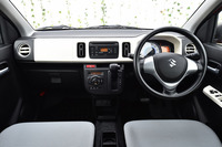 「アルトX」のインテリア。横基調のデザインとすることで、“広さ感”が演出されている。