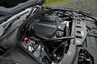 信号の少ない箱根での試乗だったので数回しか試すことができなかったけれど、アイドリングストップ機構の作動はナチュラルで不満なし。これとブレーキ・エネルギー回生システムなどの相乗効果でエコカー減税およびエコカー補助金の対象モデルとなっている。