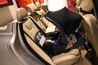 乳児用の、後ろ向きタイプのチャイルドシート。
    