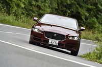 「XE」にはジャガー初の電動パワーステアリング（同社はEPASと呼ぶ）が搭載されている。その恩恵のひとつとして、縦列および並列駐車や出庫支援を行う「パークアシスト」機能を装着できる（オプション）。