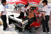 デモランに備え、最終チェックを受けるF310。