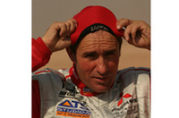 三菱のステファン・ペテランセルは、パリダカで過去6勝をあげた“鉄人”。TOP写真は、ペテランセルがドライブする「パジェロ・エボリューション」。