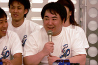 CM出演の話がきたときの感想を聞かれ、「初めてのことだったので、結構戸惑いましたけど、一生懸命頑張りましたので、『間宮兄弟』是非よろしくお願いします」と、お決まりのボケをかまして、「映画の制作発表じゃないですよ」と突っ込まれたドランクドラゴンの塚地武雅さん。