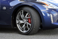 レッドのブレーキキャリパーを採用。新デザインの19インチアルミホイールはメーカーオプションで21万円。