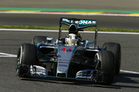 11戦10回目のポールポジションで早くも今季最多ポールシッターとなったルイス・ハミルトン。シーズン中に6戦連続ポールを奪取したのは1999年のミカ・ハッキネン以来となる。懸念されたスタートでトップを守ると、その後はほぼ敵なし状態で完勝。チャンピオンシップにおけるリードを28点にまで広げた。（Photo=Mercedes）
    