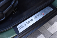 サイドシルのプレートには「COOPER S」と記される。