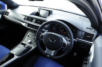 水平基調のデザインとされた「レクサスCT200h」の運転席まわり。センターコンソールには、他レクサス車にも採用されたカーナビ＆オーディオの操作デバイス「リモートタッチ」が備わる。