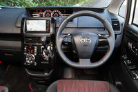 本革巻きステアリングホイールやシフトノブには赤いステッチが施される。