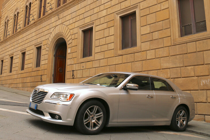 シエナ歴史的市街のホテル駐車場にただすむ2代目「ランチア・テーマ」。2013年12月。