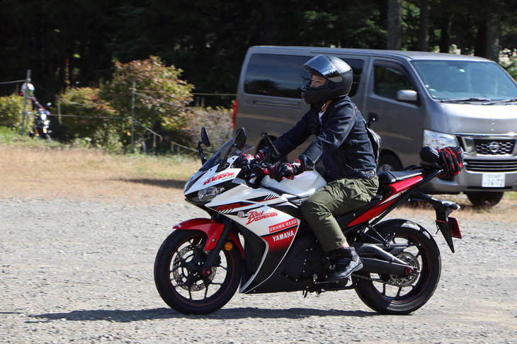 ヤマハYZF-R25。スポーツバイクYZF-Rシリーズの249㏄モデル。並列2気筒DOHCエンジンを搭載する現行型。