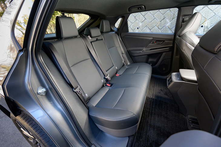 後席の広さは文句なしだが、床と座面との高さが足りず、相変わらず膝が浮いたようになってしまうのが課題だ。