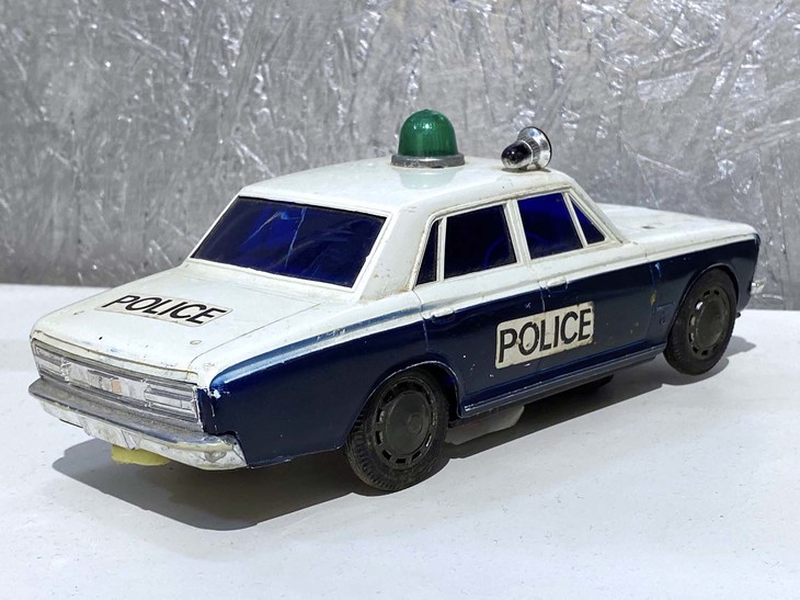 こちらは緑色灯である。サイレンは取り付けが悪かったのか、両車とも2個中1個が欠品である。