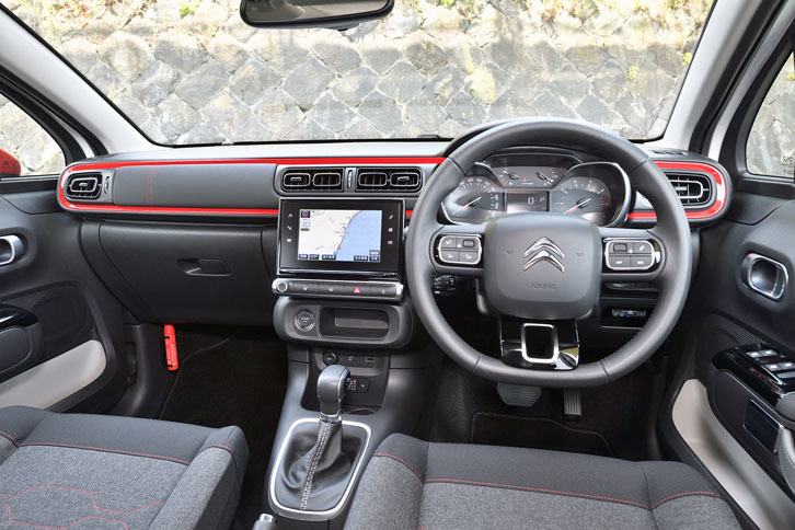 ダッシュボードは水平基調のデザインでまとめられており、中央には7インチのタッチスクリーンが備わる。