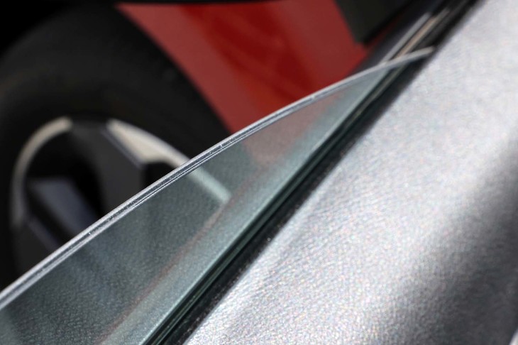 フロントのサイドウィンドウにはアコースティックガラスを採用。薄いガラスを2枚貼り合わせてある。