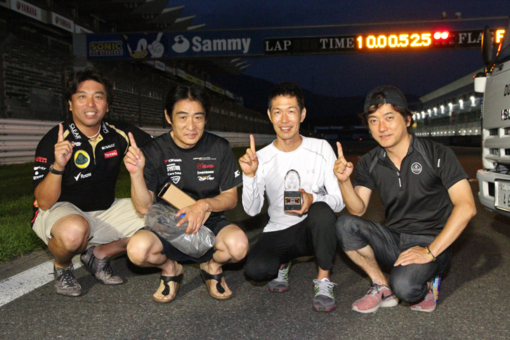総合優勝した「TEAM-T弐号機 FK-4」のドライバー。左から2人目が高橋一穂選手、右端が加藤寛規選手。
