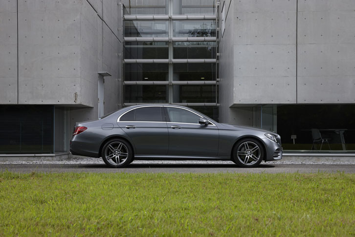 「クーペのようなルーフライン」とアピールされるサイドビュー。ホイールベースは先代比で65mm延長されている。