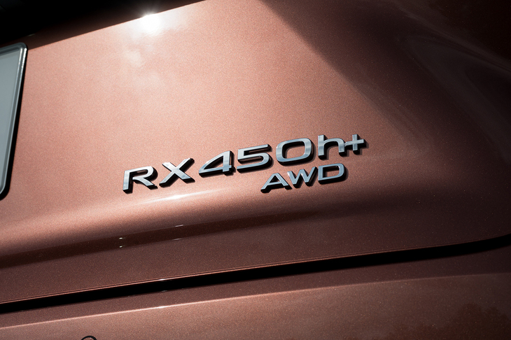 「RX450h＋“バージョンL”」の価格は2022年のデビュー当初から16万円アップの887万円。PHEVのため国をはじめとした各種補助金が受けられる。