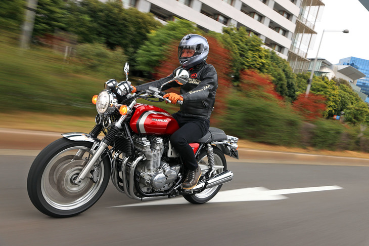 同門の「CB1300スーパーフォア」と比べると、ハンドル位置は手前気味でシートは低め、サイドカバーの幅は細め。安楽なライディングポジションと足つき性のよさが追求されていたのだ。