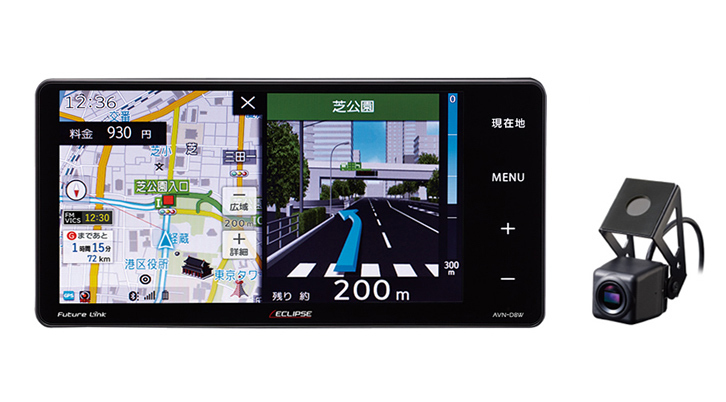 ドライブレコーダー機能内蔵、フロントカメラ同梱の「AVN-D8W」。取り付け幅200mmに対応したモデルである。右側のハードキーの部分までフラットパネルとなったスタイリッシュなモデル。