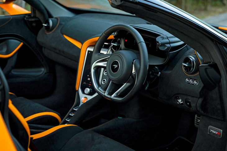 インテリアの仕様は、総ナッパレザーの「テックラックス」と、スエード調素材「アルカンターラ」とナッパレザーを組み合わせた「パフォーマンス」の2種類から選択可能。試乗車の仕様は後者だった。