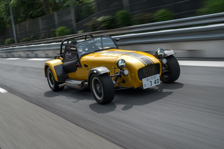 「セブン340」の動力性能は、0-100km/h加速が5秒以下、最高速が209km/hと公称されている。