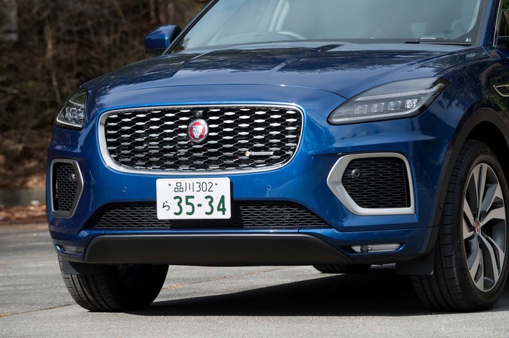 「P300e」のカタログモデルは全3グレードで、すべてスポーティーな意匠が特徴の「R-DYNAMIC」ベースとなる。フロントグリルは光沢を抑えたシルバーで飾られる。