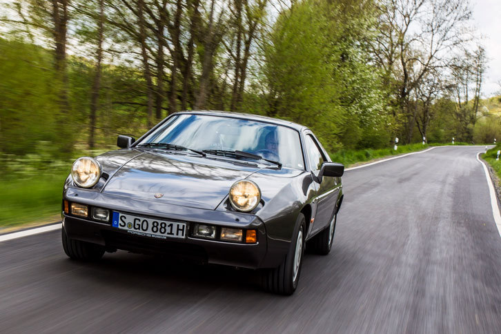 ポップアップヘッドライトを起こして走る「928S」。「928」シリーズは1977年から1995年まで生産、販売される“ご長寿モデル”となった。