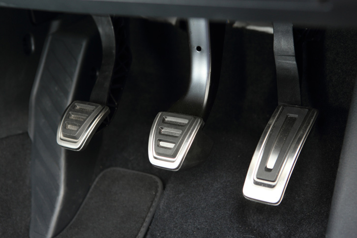 アルミ調のABCペダル。不自然なペダルのオフセットなどは感じられなかった。