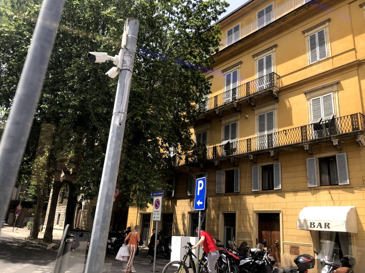 ZTLと連動したナンバープレート撮影用カメラ。