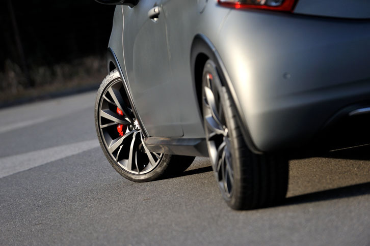 「GTi by PEUGEOT SPORT」のタイヤサイズは205/45R18。「LITHIUM（リチウム）」と呼ばれる18インチアルミホイールが組み合わされる。